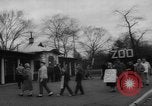 Standbild Streik bei Zoo Bronx New York City USA, 1961, aus Sekunde 10 historischem Filmmaterial Videoclip 65675055791