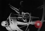 Image travaillant dans l'espace la Russie, 1955, de la seconde 44 séquences d'archives historiques vidéo 65675055822