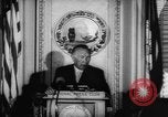 Immagine di Ufficiali dare la parola Washington DC USA, 1963, secondo 28 filmato di repertorio 65675055827