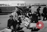 Standbild europäischen Flüchtlinge Algerien, 1962, aus Sekunde 54 historischem Filmmaterial Videoclip 65675055838