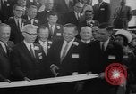 Immagine di Display ufficiale delle merci Oregon United States USA, 1962, secondo 27 filmato di repertorio 65675055840