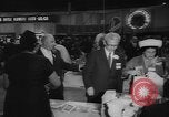 Immagine di Display ufficiale delle merci Oregon United States USA, 1962, secondo 39 filmato di repertorio 65675055840