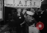 Immagine di Display ufficiale delle merci Oregon United States USA, 1962, secondo 50 filmato di repertorio 65675055840