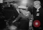 Immagine di Display ufficiale delle merci Oregon United States USA, 1962, secondo 53 filmato di repertorio 65675055840
