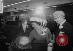 Immagine di Display ufficiale delle merci Oregon United States USA, 1962, secondo 56 filmato di repertorio 65675055840