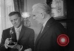Image Kirk Douglas Washington DC USA, 1962, de la seconde 21 séquences d'archives historiques vidéo 65675055846