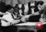 Immagine di Dito wrestling Germania, 1962, secondo 60 filmato di repertorio 65675055849