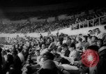 Immagine di Pista coperta campo e soddisfare California United States USA, 1962, secondo 6 filmato di repertorio 65675055885