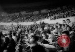 Immagine di Pista coperta campo e soddisfare California United States USA, 1962, secondo 8 filmato di repertorio 65675055885