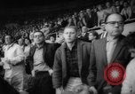 Immagine di Pista coperta campo e soddisfare California United States USA, 1962, secondo 13 filmato di repertorio 65675055885
