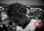 Immagine di Pista coperta campo e soddisfare California United States USA, 1962, secondo 26 filmato di repertorio 65675055885