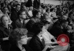 Immagine di Pista coperta campo e soddisfare California United States USA, 1962, secondo 28 filmato di repertorio 65675055885
