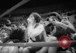 Immagine di Pista coperta campo e soddisfare California United States USA, 1962, secondo 49 filmato di repertorio 65675055885