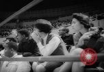 Immagine di Pista coperta campo e soddisfare California United States USA, 1962, secondo 50 filmato di repertorio 65675055885