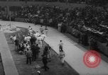 Immagine di Pista coperta campo e soddisfare California United States USA, 1962, secondo 58 filmato di repertorio 65675055885