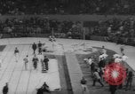 Immagine di Pista coperta campo e soddisfare California United States USA, 1962, secondo 61 filmato di repertorio 65675055885
