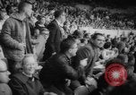 Immagine di Pista coperta campo e soddisfare California United States USA, 1962, secondo 62 filmato di repertorio 65675055885