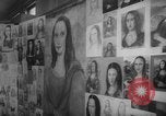 Immagine di Mona Lisa dipinti New York City USA, 1963, secondo 6 filmato di repertorio 65675055908