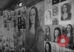 Immagine di Mona Lisa dipinti New York City USA, 1963, secondo 7 filmato di repertorio 65675055908