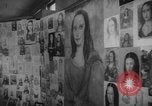 Immagine di Mona Lisa dipinti New York City USA, 1963, secondo 8 filmato di repertorio 65675055908