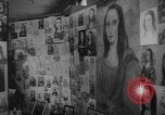 Immagine di Mona Lisa dipinti New York City USA, 1963, secondo 10 filmato di repertorio 65675055908