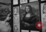 Immagine di Mona Lisa dipinti New York City USA, 1963, secondo 16 filmato di repertorio 65675055908