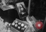 Immagine di Mona Lisa dipinti New York City USA, 1963, secondo 17 filmato di repertorio 65675055908