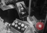 Immagine di Mona Lisa dipinti New York City USA, 1963, secondo 18 filmato di repertorio 65675055908