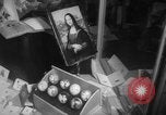 Immagine di Mona Lisa dipinti New York City USA, 1963, secondo 19 filmato di repertorio 65675055908
