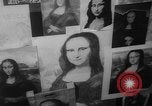 Immagine di Mona Lisa dipinti New York City USA, 1963, secondo 22 filmato di repertorio 65675055908