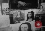 Immagine di Mona Lisa dipinti New York City USA, 1963, secondo 25 filmato di repertorio 65675055908