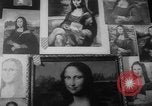 Immagine di Mona Lisa dipinti New York City USA, 1963, secondo 33 filmato di repertorio 65675055908