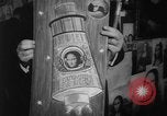 Immagine di Mona Lisa dipinti New York City USA, 1963, secondo 37 filmato di repertorio 65675055908