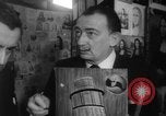 Immagine di Mona Lisa dipinti New York City USA, 1963, secondo 41 filmato di repertorio 65675055908