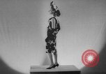 Image défilé Paris France, 1963, de la seconde 22 séquences d'archives historiques vidéo 65675055909