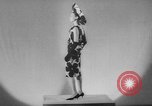 Image défilé Paris France, 1963, de la seconde 23 séquences d'archives historiques vidéo 65675055909