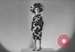 Image défilé Paris France, 1963, de la seconde 25 séquences d'archives historiques vidéo 65675055909