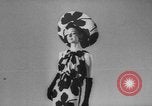 Image défilé Paris France, 1963, de la seconde 28 séquences d'archives historiques vidéo 65675055909