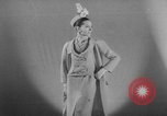 Image défilé Paris France, 1963, de la seconde 38 séquences d'archives historiques vidéo 65675055909