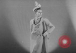 Image défilé Paris France, 1963, de la seconde 39 séquences d'archives historiques vidéo 65675055909