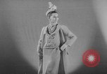 Image défilé Paris France, 1963, de la seconde 40 séquences d'archives historiques vidéo 65675055909