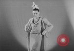 Image défilé Paris France, 1963, de la seconde 41 séquences d'archives historiques vidéo 65675055909