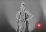 Image défilé Paris France, 1963, de la seconde 43 séquences d'archives historiques vidéo 65675055909