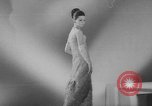 Image défilé Paris France, 1963, de la seconde 50 séquences d'archives historiques vidéo 65675055909