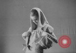 Image défilé Paris France, 1963, de la seconde 57 séquences d'archives historiques vidéo 65675055909
