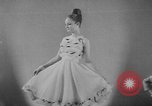 Image défilé Paris France, 1963, de la seconde 59 séquences d'archives historiques vidéo 65675055909