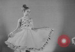Image défilé Paris France, 1963, de la seconde 61 séquences d'archives historiques vidéo 65675055909