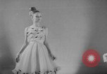 Image défilé Paris France, 1963, de la seconde 62 séquences d'archives historiques vidéo 65675055909