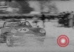 Image Courses automobiles sur Frozen Lake Eibsee Allemagne, 1963, de la seconde 55 séquences d'archives historiques vidéo 65675055910