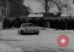 Image Courses automobiles sur Frozen Lake Eibsee Allemagne, 1963, de la seconde 62 séquences d'archives historiques vidéo 65675055910